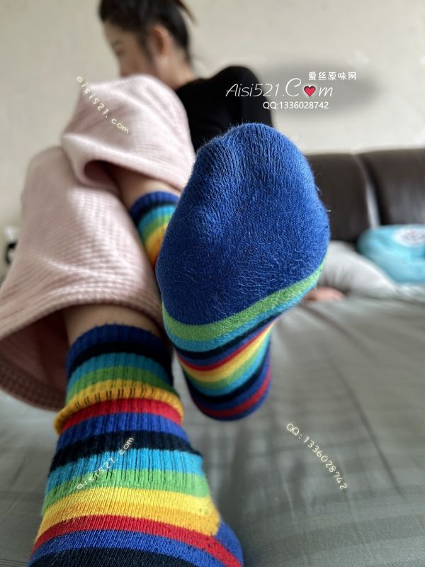 现货~彩虹棉袜好久没洗了,干的时候硬硬的,穿在脚上暖一会就变得黏黏 酸臭至极,原味丝袜|袜类臭棉袜