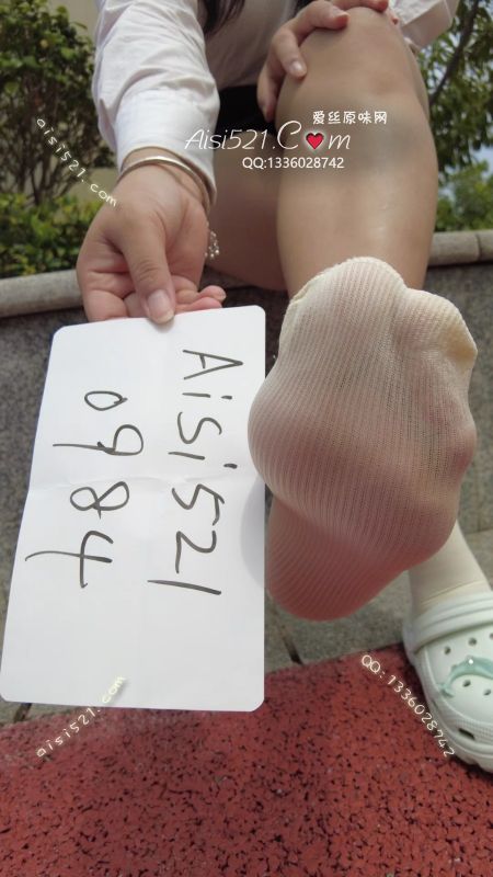 今天天气太热了，袜子汗渍非常重了，痕迹迷人，味道十分酸臭，熏得我戴口罩了，需要的尽快下单,原味丝袜|袜类臭棉袜