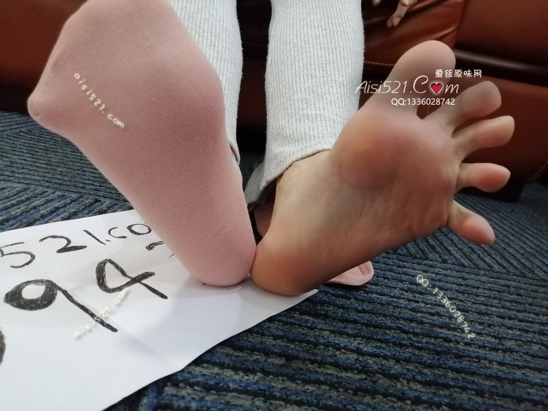 原味丝袜|袜类,臭棉袜,出汗的脚丫，吸汗的棉袜，撑开来，像是给哥哥开出的小花瓣。哥哥要帮我穿上另一只臭棉袜吗？